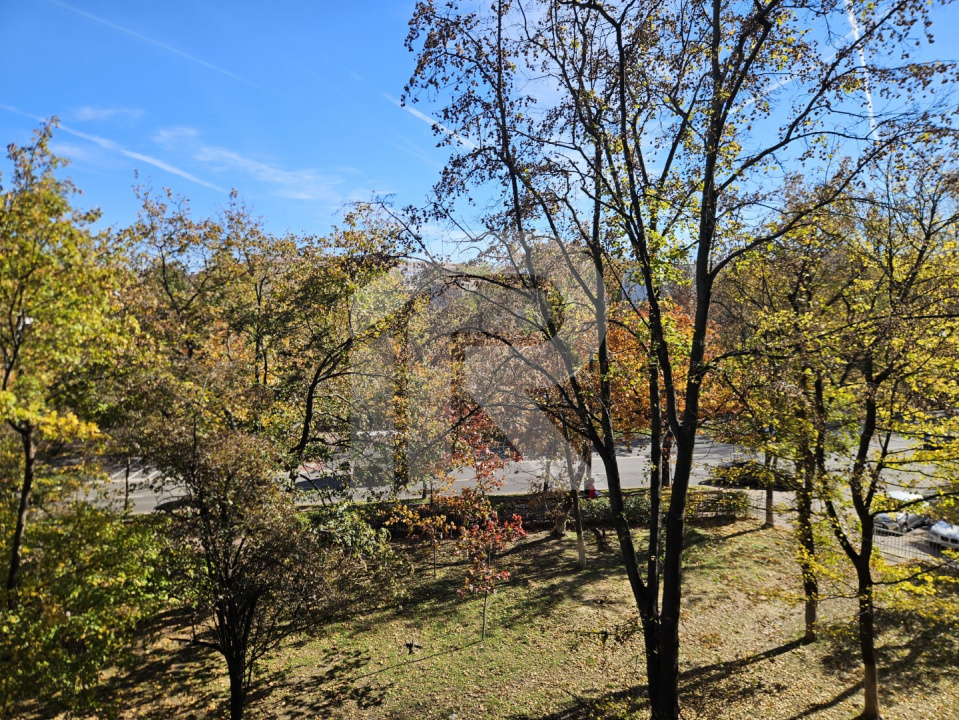 LUCREȚIU PĂTRAȘCANU – COSTIN GEORGIAN, GARSONIERĂ MODERNĂ, ETAJ 3