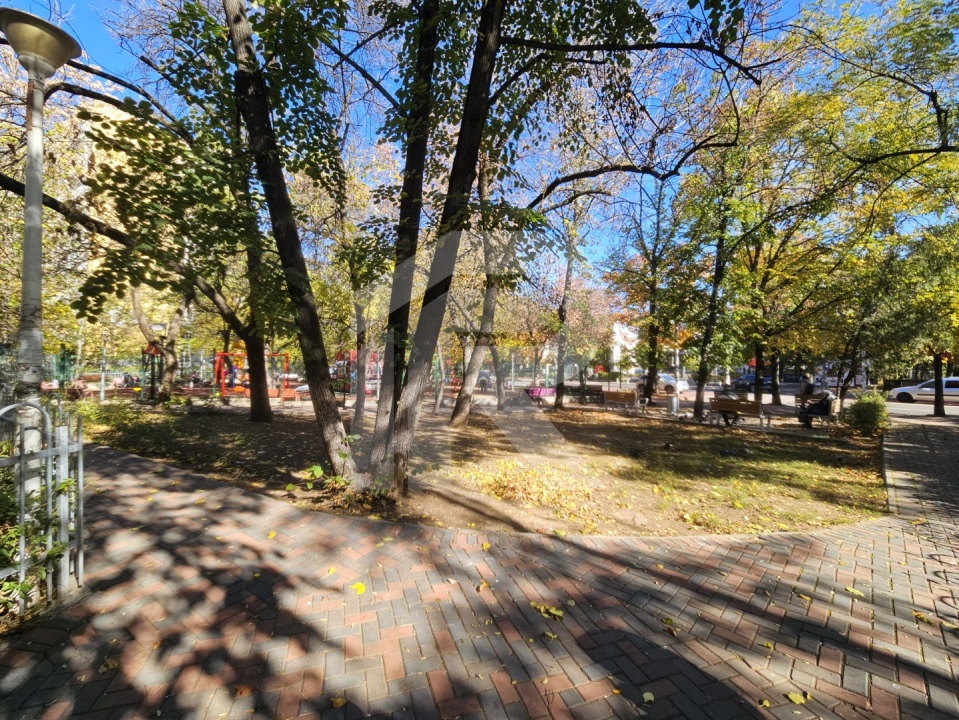 LUCREȚIU PĂTRAȘCANU – COSTIN GEORGIAN, GARSONIERĂ MODERNĂ, ETAJ 3