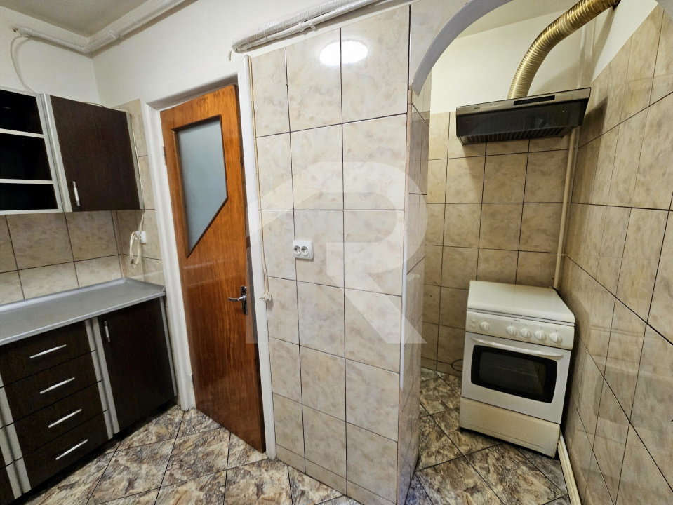 LUICA - PIATA RESITA, 3 CAMERE 73 MP TOTAL, CENTRALA PROPRIE!