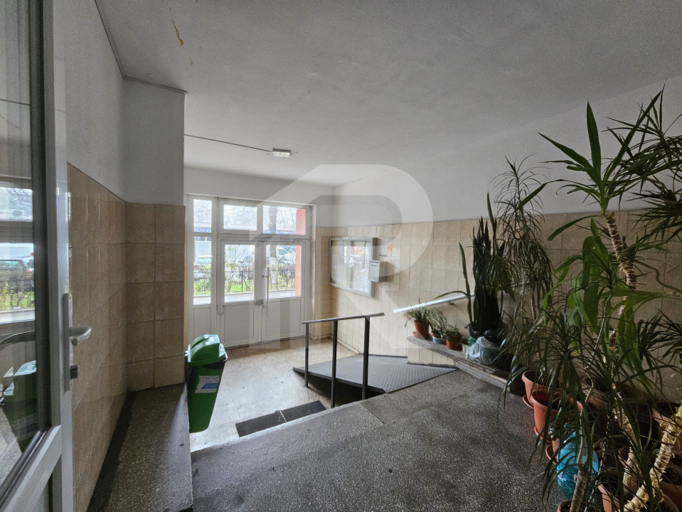 LUICA - PIATA RESITA, 3 CAMERE 73 MP TOTAL, CENTRALA PROPRIE!