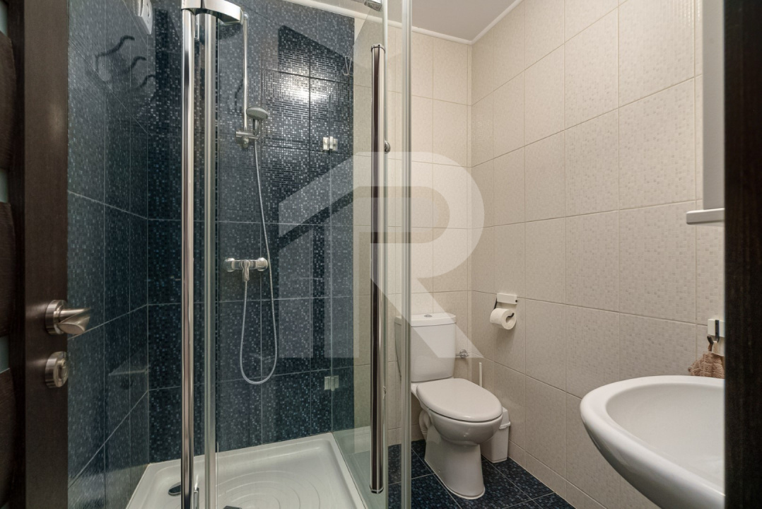 APĂRĂTORII PATRIEI – CASA CU 3 CAMERE, 3 BĂI, CURTE, LOC PARCARE