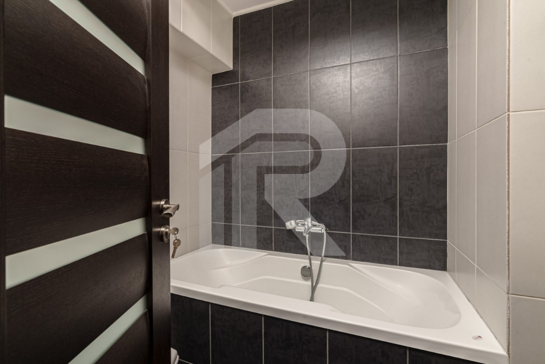 APĂRĂTORII PATRIEI – CASA CU 3 CAMERE, 3 BĂI, CURTE, LOC PARCARE