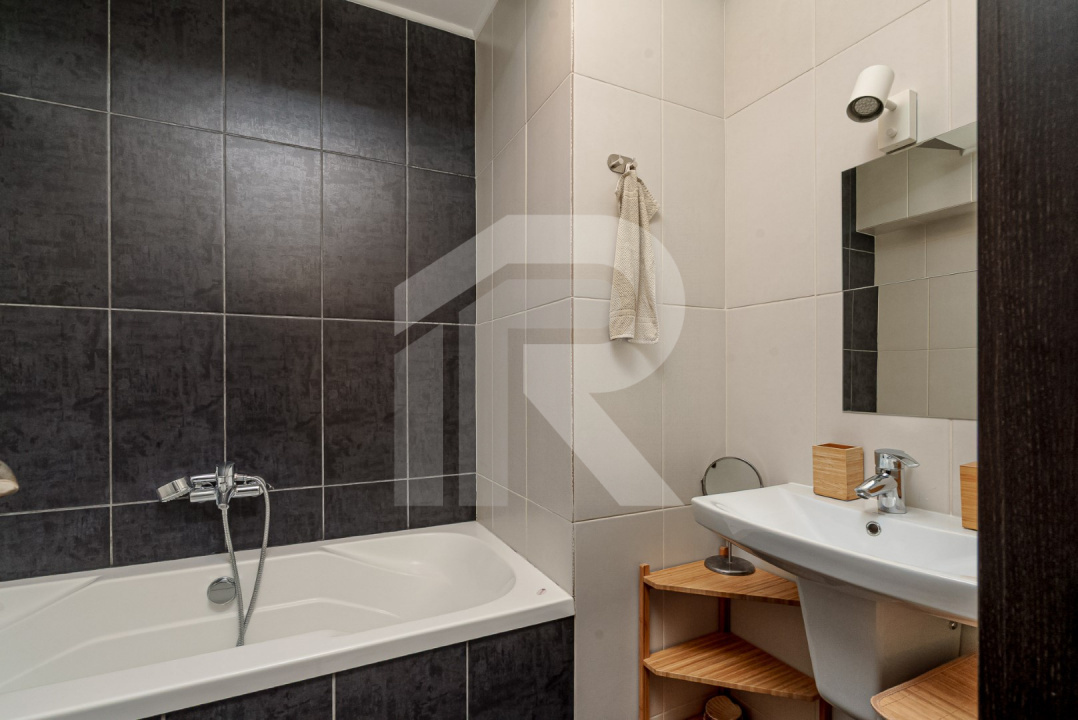 APĂRĂTORII PATRIEI – CASA CU 3 CAMERE, 3 BĂI, CURTE, LOC PARCARE