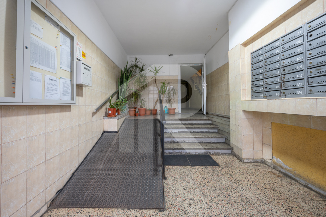 PIAȚA REȘIȚA, 3 CAMERE, 75 MP TOTAL, CENTRALA PROPRIE, LOC PARCARE!