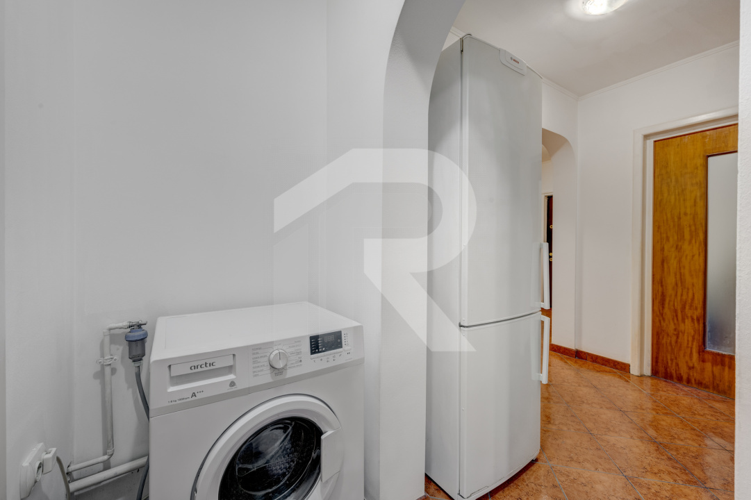 PIAȚA REȘIȚA, 3 CAMERE, 75 MP TOTAL, CENTRALA PROPRIE, LOC PARCARE!