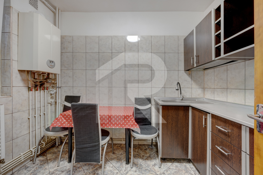 PIAȚA REȘIȚA, 3 CAMERE, 75 MP TOTAL, CENTRALA PROPRIE, LOC PARCARE!