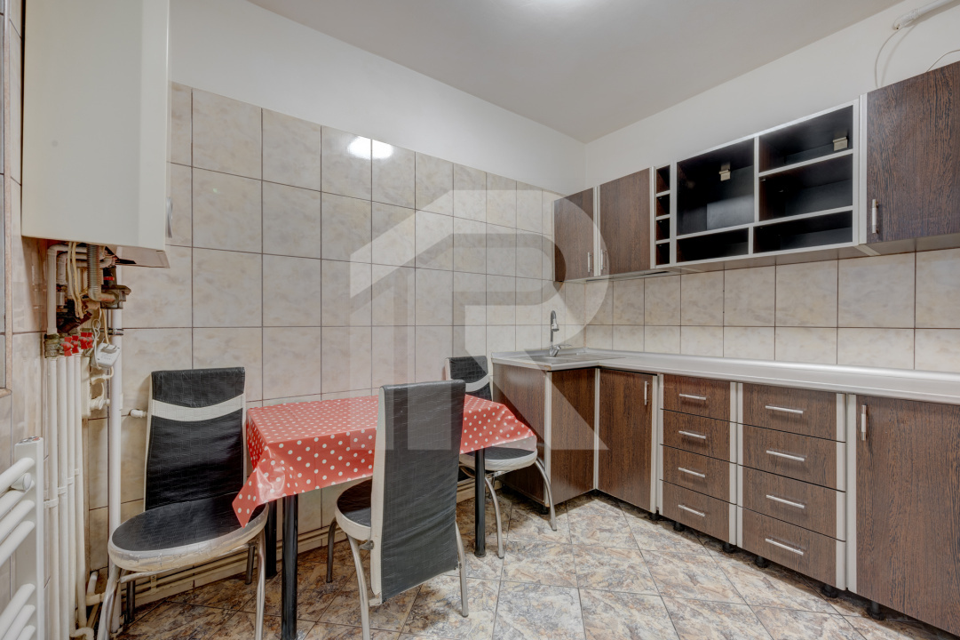 PIAȚA REȘIȚA, 3 CAMERE, 75 MP TOTAL, CENTRALA PROPRIE, LOC PARCARE!