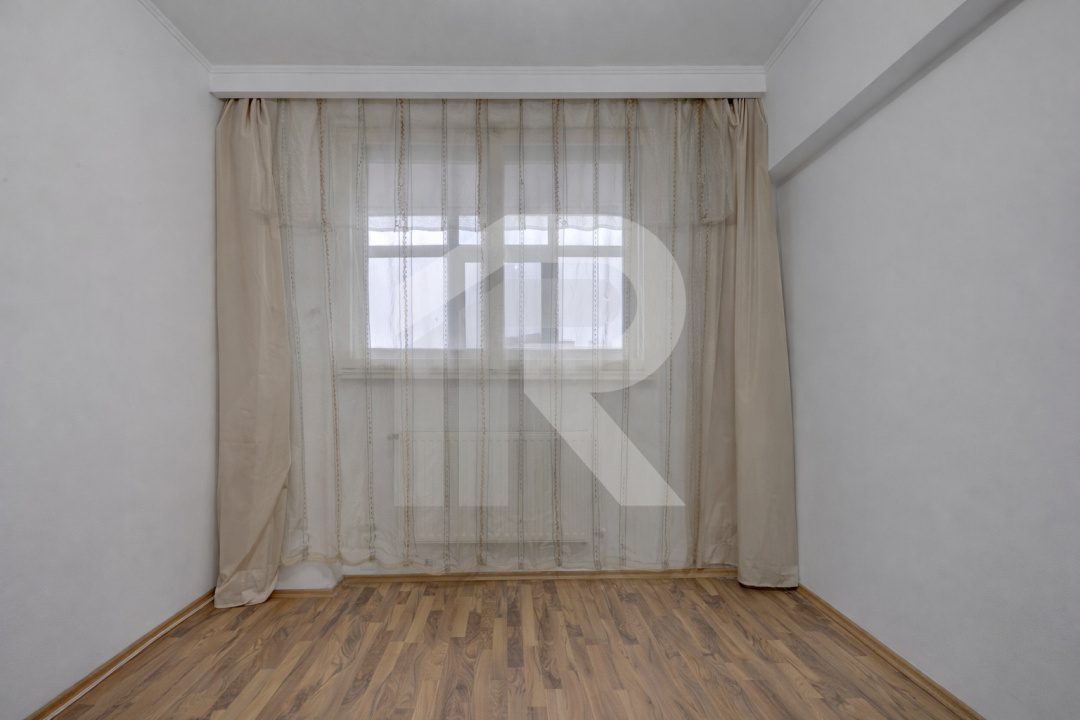 PIAȚA REȘIȚA, 3 CAMERE, 75 MP TOTAL, CENTRALA PROPRIE, LOC PARCARE!