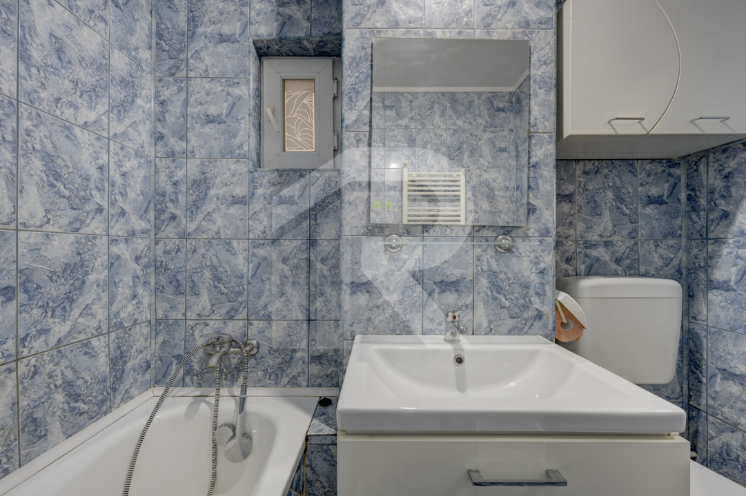 PIAȚA REȘIȚA, 3 CAMERE, 75 MP TOTAL, CENTRALA PROPRIE, LOC PARCARE!